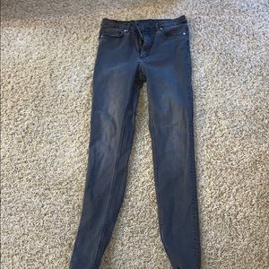 Snapback dark gray skinny jeans